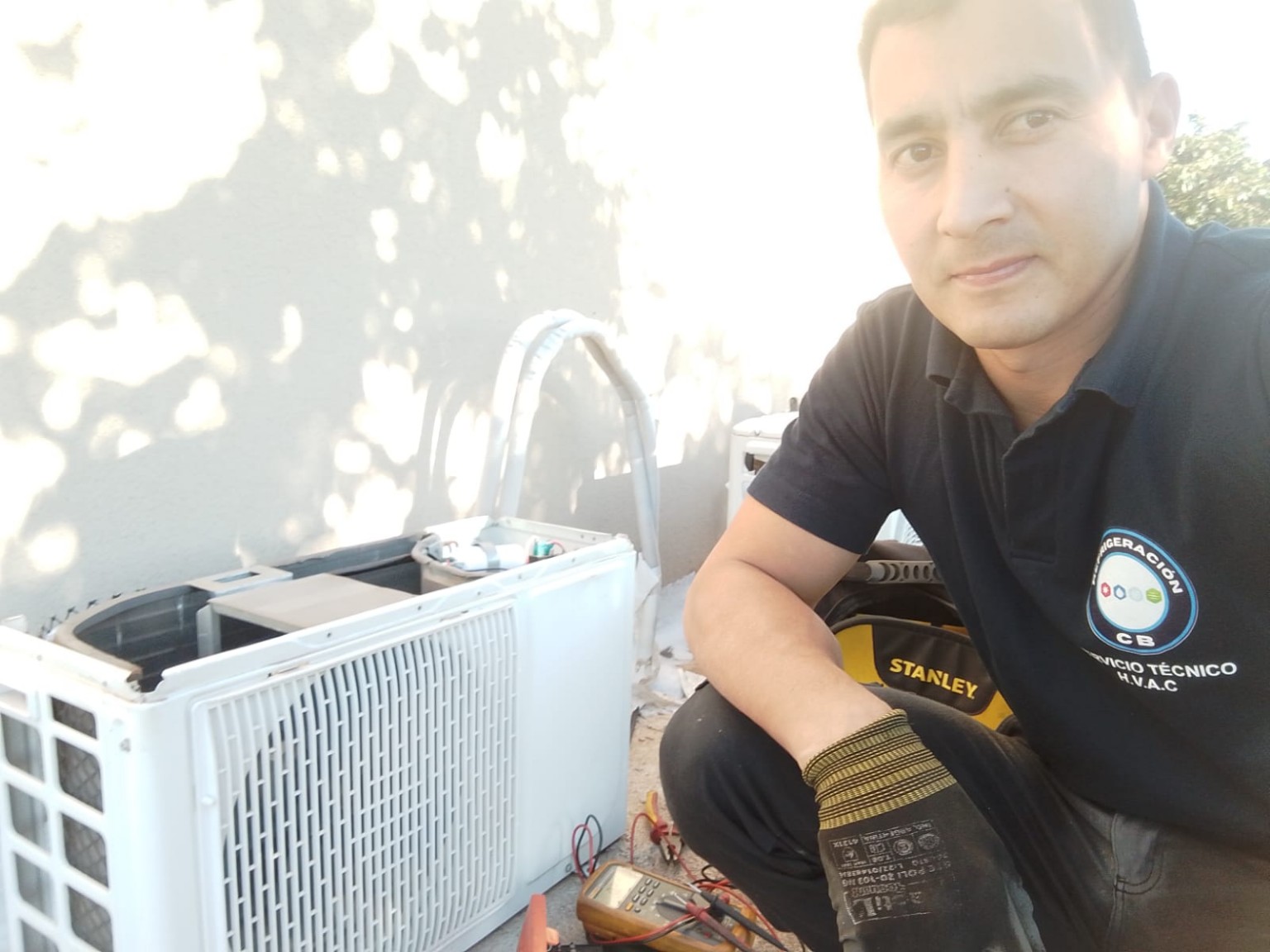 Técnico de CB Soluciones con uniforme de trabajo